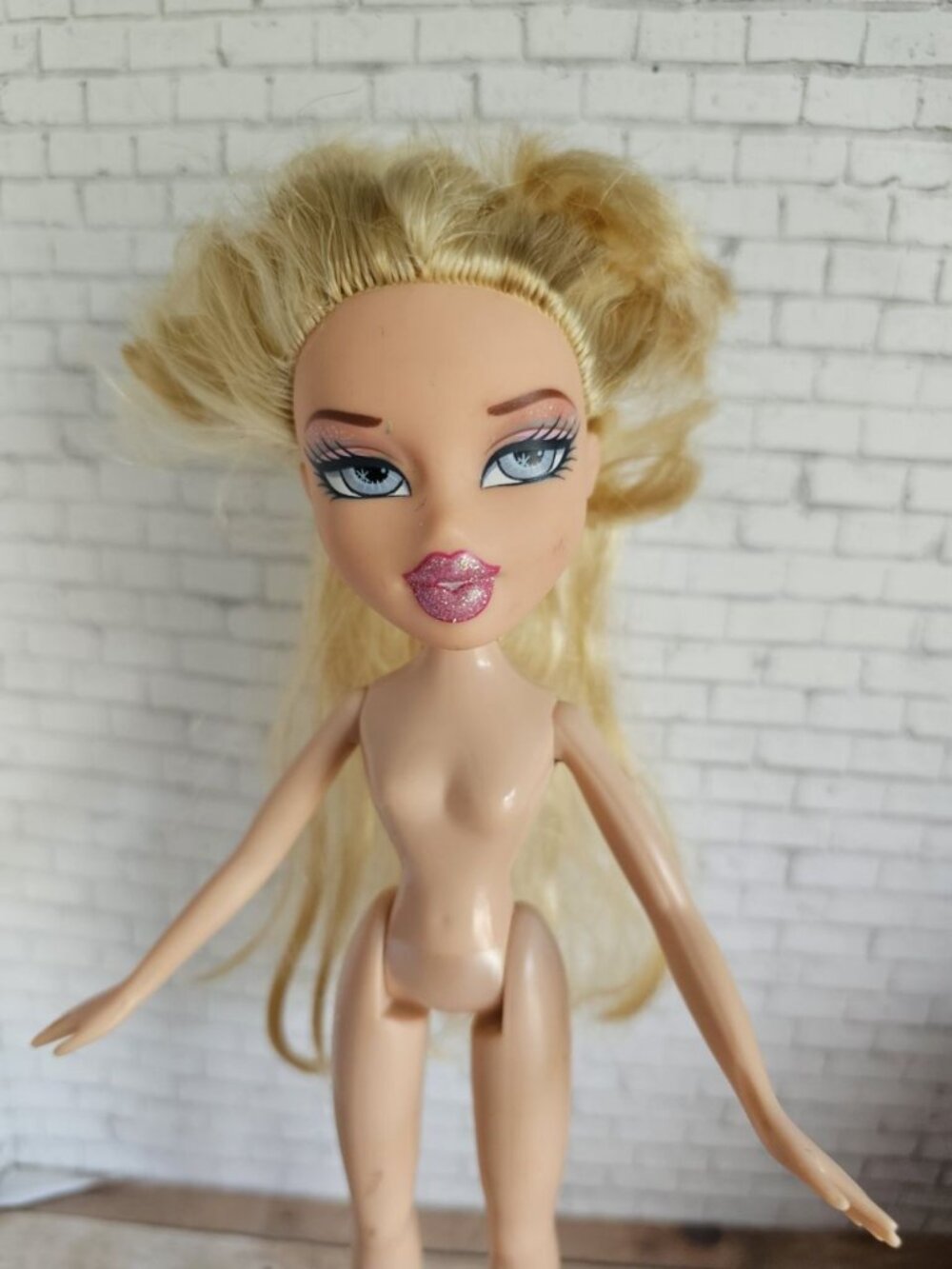 MGA Bratz Cloe Doll Blonde Hair Glitter Pink Lips Blue Eyes Nude Doll Shoes